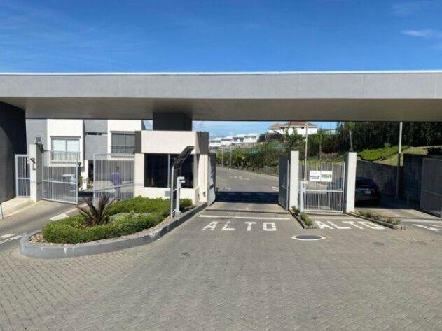 Se vende moderna casa en condominio de Santo Tomas Heredia 26-303 en Santo Tomás, Santo Domingo, Heredia — $255,000