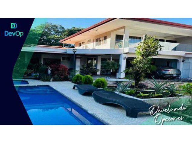 Venta de hermosa casa grande con apartamento incluido en Ciudad Colón. in Colón, Mora, San José — $850,000