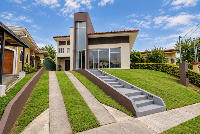 Casa de 3 Habitaciones en Condominio Veredas del Arroyo en Guácima, Alajuela — $1,900