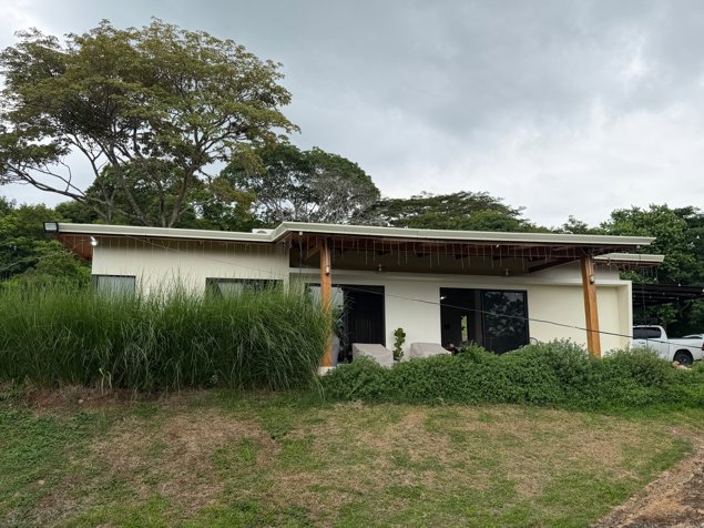 Casa con acabados bonitos en el campo de Atenas. en Atenas, Alajuela — $380,000
