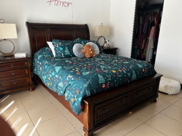 Hermosa casa esquinera, amplia terraza in Colón, Mora, San José — $245,500