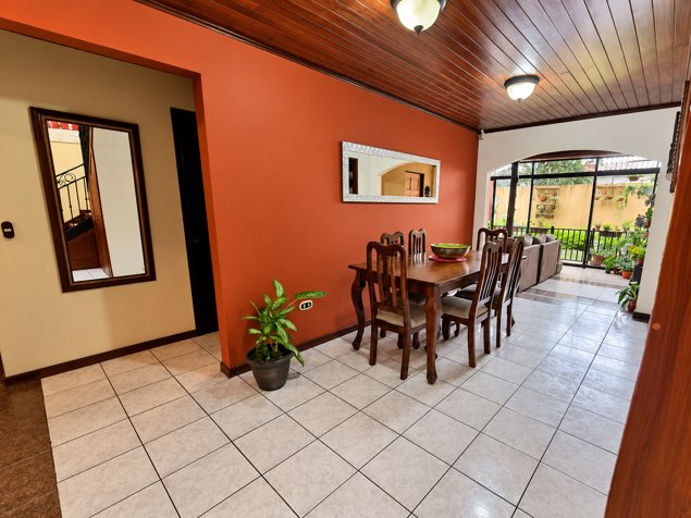 Venta Casa Heredia 4 Habitaciones 208m2 Cerca Hospital San Vicente 99 Millones in Ulloa, Heredia — ₡ 99 000 000 - Photo 2 of 11