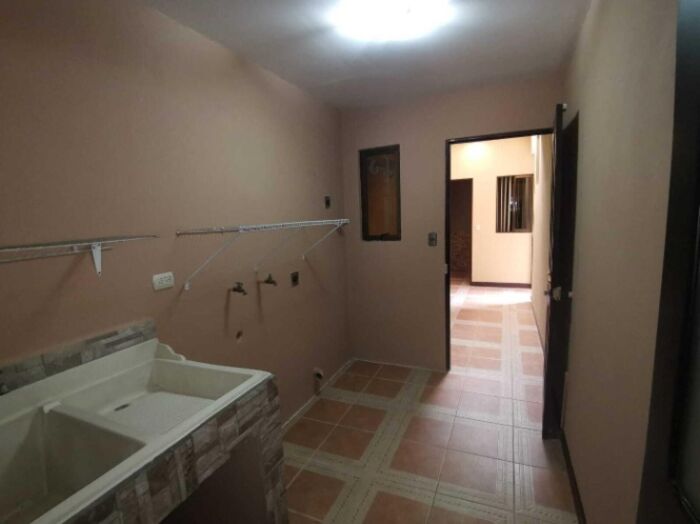Venta de Casa en San Francisco de Heredia. RAH 25-2031 PRECIO REBAJADO en San Francisco, Heredia — ₡ 129 000 000 - Foto 3 de 15