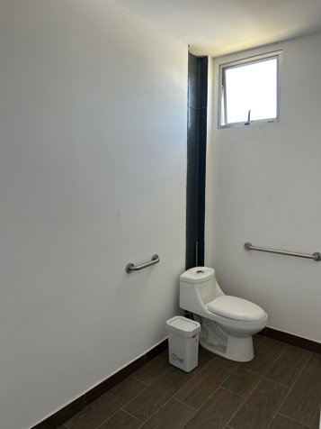 Bodega en alquiler en Guachipelín – 221 m² en dos niveles in Escazú, San José — $2,750 - Photo 3 of 15