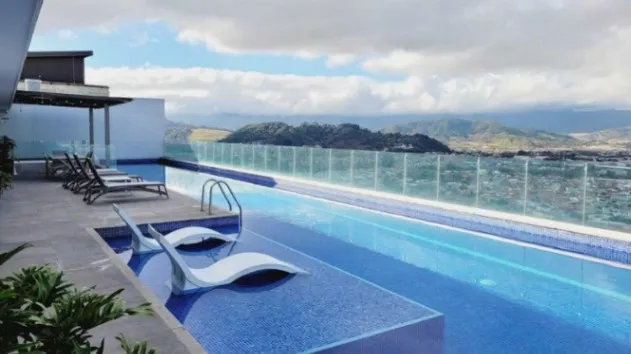 Se vende moderno apartamento amoblado en Torre Ifreses 25-389 en Curridabat, San José — $124,000