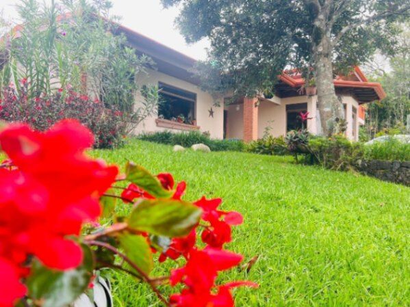 VENTA DE ESPECTACULAR CASA EN SAN RAFAEL DE HEREDIA RODEADO DE NATURALEZA en Ángeles, San Rafael, Heredia — $525,000