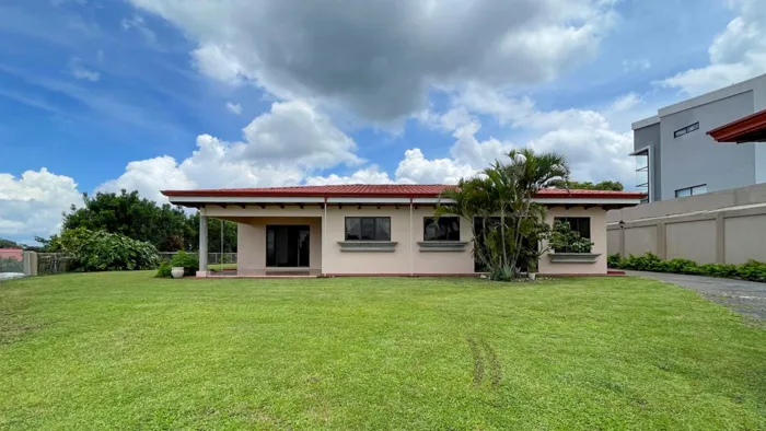 House for Rent in San Pedro de Sarchí en Grecia, Alajuela — $1,500 - Foto 3 de 35