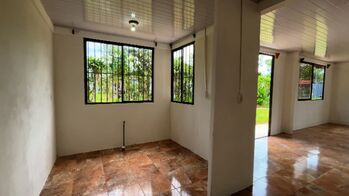 SE VENDE CASA CON AMPLIO TERRENO PLANO Y ARBOLES FRUTALES in Daniel Flores, Pérez Zeledón, San José — $100,000 - Photo 4 of 33