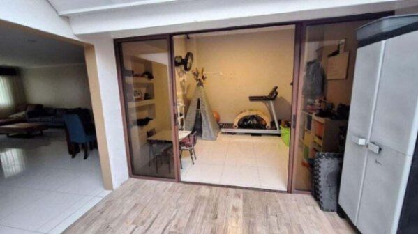 RAH ofrece en venta acogedora casa de dos niveles OFC/AD  in Colón, Mora, San José — $220,000