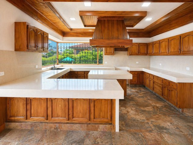 Se Alquila amplia casa independiente, un nivel + 2 Aptos (MJ) en San Antonio, Escazú, San José — $3,800 - Foto 3 de 11