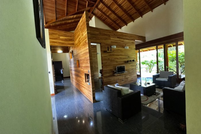 Venta de casa en Guápiles en Guápiles, Pococí, Limón — $550,000 - Foto 2 de 20