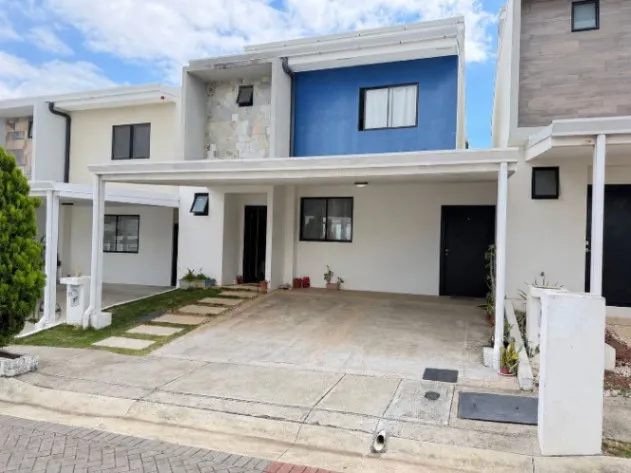 Casa de 2 niveles en venta, Heredia, Costa Rica en Ulloa, Heredia — $250,000