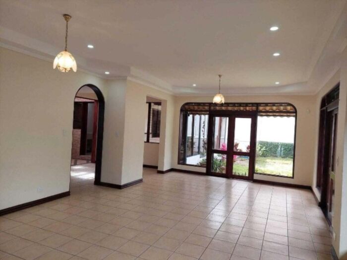 Se alquila casa en Santa Ana San José 27-49 en Santa Ana, San José — $2,300