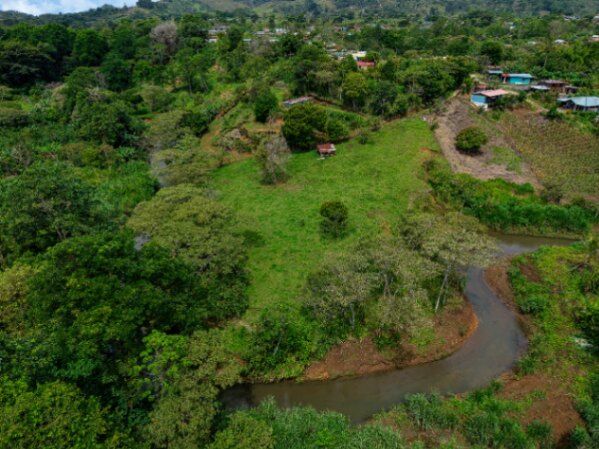 ¿Ha soñado alguna vez con vivir rodeado de naturaleza, con un río que acaricia en su propiedad? in Aguabuena, Coto Brus, Puntarenas — ₡ 15 500 000