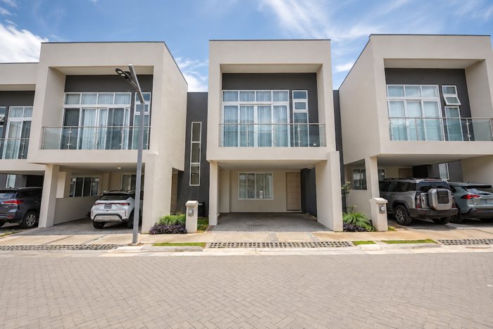 Casa de 3 habitaciones con Sala de TV en Condominio 3-10 Guachipelín in San Rafael, Escazú, San José — $2,150