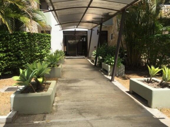Se alquila espacioso apartamento en condominio de Uruca Santa Ana 25-1472 in Uruca, Santa Ana, San José — $1,200