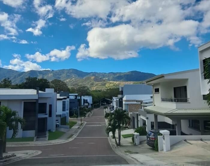 VENTA DE CASA, SAN JOSÉ, SANTA ANA, CONDOMINIO LUSSO in Pozos, Santa Ana, San José — $360,000
