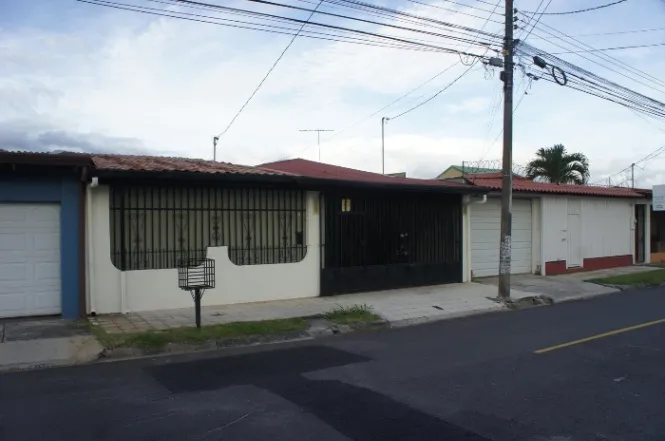 This Excellent House in Heredia Is for Sale / JB OFC Mls. 25-1002 in Mercedes, Heredia — $220,000