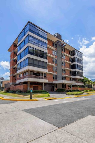 Apartamento de Lujo Remodelado en Rohrmoser con Balcón en Pavas, San José — $670,000