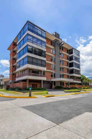 Apartamento de Lujo Remodelado en Rohrmoser con Balcón en Pavas, San José — $670,000
