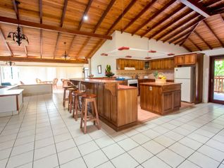 CASA CON AMPLIOS JARDINES Y VISTA AL VALLE CENTRAL | POÁS, ALAJUELA in San Juan, Poás, Alajuela — $550,000 - Photo 5 of 10