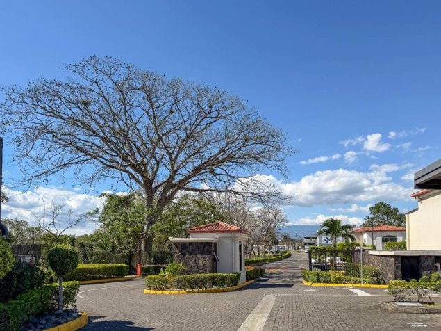 Venta de amplio apartamento en Santa Ana- Brasil de Mora en Brasil, Santa Ana, San José — $194,000 - Foto 2 de 18
