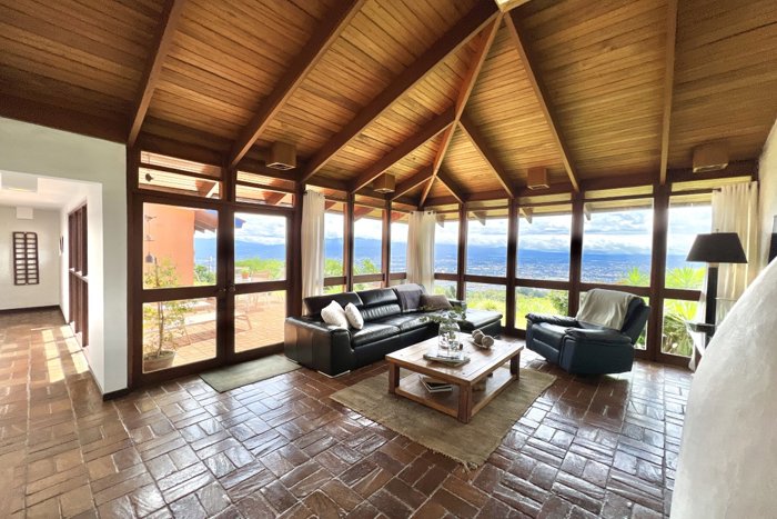 Venta de casa con espectacular vista por San Antonio Escazu in San Josecito, Alajuelita, San José — $689,000