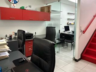 Oficinas con casa en Rohrmoser. Inmueble en precio de oportunidad $$