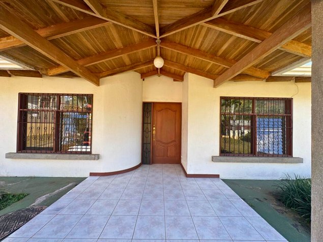 Casa + apartamento en venta | 1.334 m² de terreno | Palmares in La Granja, Palmares, Alajuela — ₡ 180 000 000 - Photo 2 of 13
