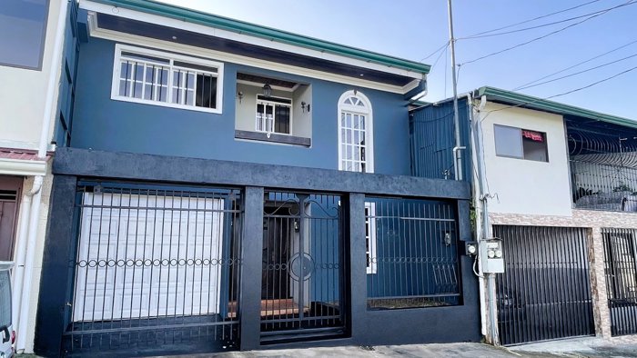 SE VENDE CASA DE DOS PISOS EN SAN RAMÓN, ALAJUELA en San Ramón, Alajuela — $205,000 - Foto 2 de 43