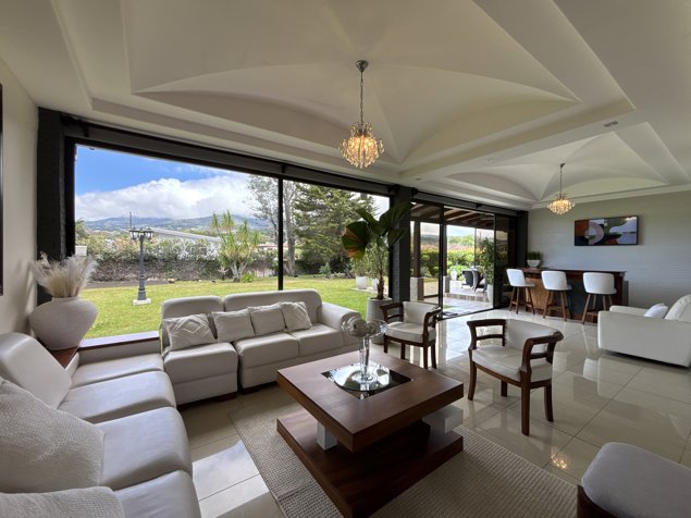 VENTA DE CASA EN RESIDENCIAL LOMAS DEL ZURQUÍ, SAN ISIDRO, HEREDIA in San José, San Isidro, Heredia — $793,000