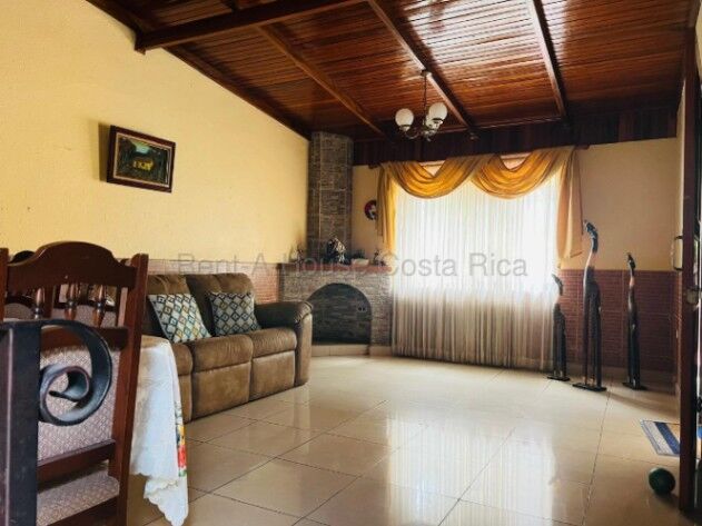 Venta de casa con apartamento independiente y lote amplio #26-2204 GS en Desamparados, San José — $282,608