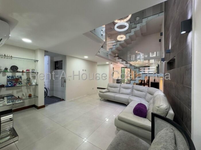 Se alquila espaciosa casa en Pozos Santa Ana 26-1463 en Pozos, Santa Ana, San José — $3,500