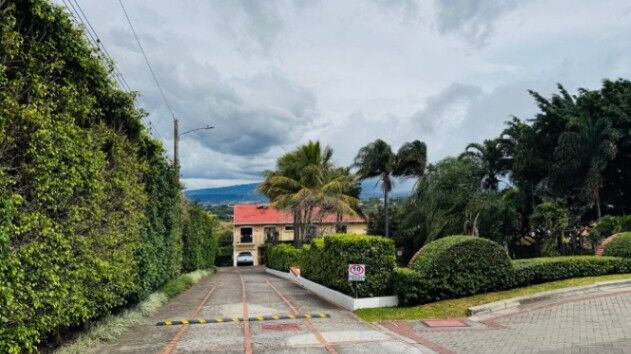 CASA EN VENTA EN SAN RAFAEL ESCAZÙ en San Rafael, Escazú, San José — $540,000