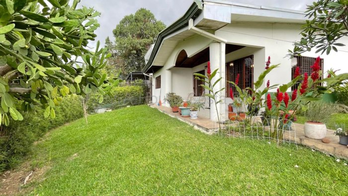 Venta de casa esquinera de una planta con jardín #27-289 GS in San Rafael, Escazú, San José — $275,000