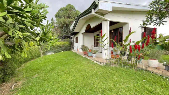 Venta de casa esquinera de una planta con jardín #27-289 GS in San Rafael, Escazú, San José — $275,000 - Photo 2 of 12