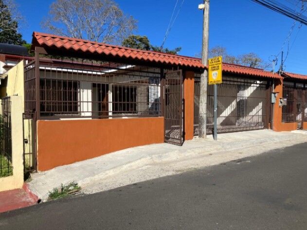 SE VENDE BELLÍSIMA CASA NUEVA EN ATENAS.  in Atenas, Alajuela — ₡ 130 000 000