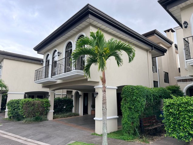 Venta de casa en Colinas de Montealegre, Condominio El Álamo en San Juan, La Unión, Cartago — $625,000