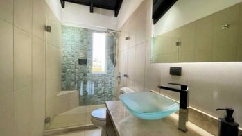 Moderno condominio amueblado con apartamento independiente en exclusivo Residencial en San Rafael, Escazú, San José — $325,000 - Foto 4 de 22