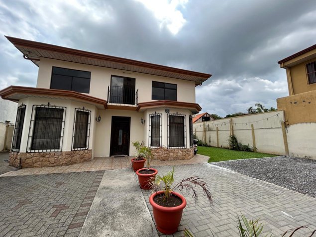 Propiedad con Dos Apartamentos Independientes en Venta,Pozos-Santa Ana in Pozos, Santa Ana, San José — $420,000