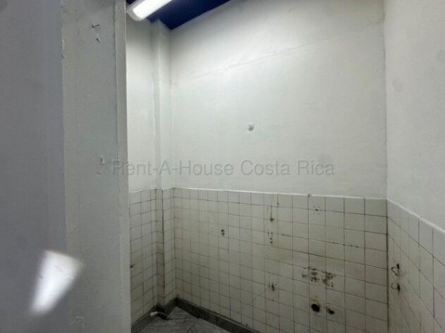 Alquiler de Local Comercial en EL Centro de San José. RAH 26-2161 in Catedral, San José — $1,200