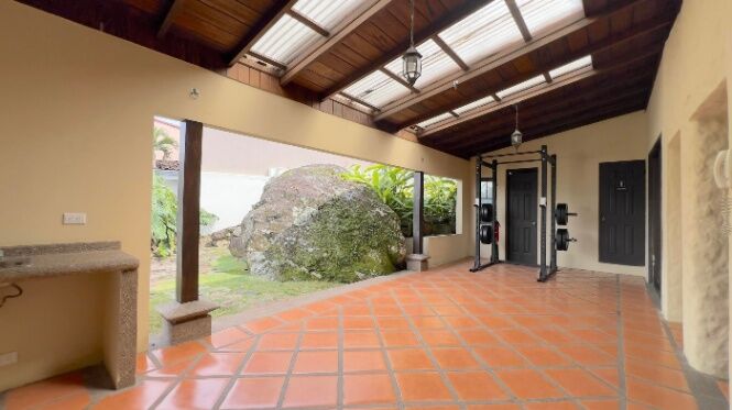 Se alquila casa con mucha luz natural en San Antonio Escazú 26-760 in San Antonio, Escazú, San José — $1,550