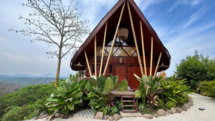 Paraíso en Playa Hermosa – Casa con Vista a la Montaña en Puntarenas — $595,000