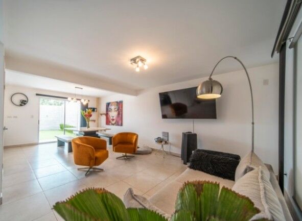 Se vende moderna casa con patio y terraza en Ciudad Colón 26-49 in Colón, Mora, San José — $220,000