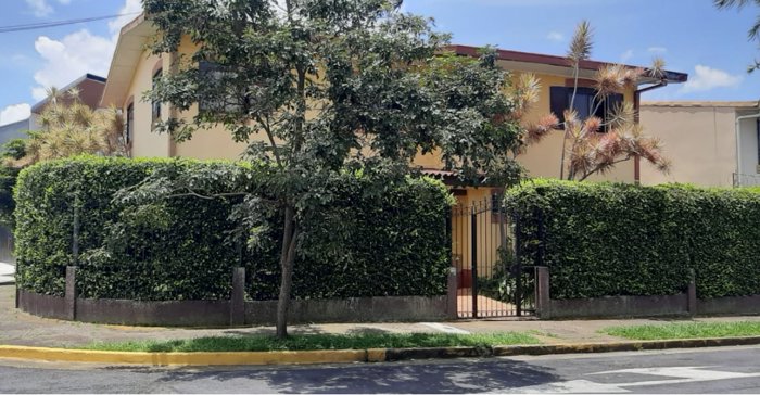 VENTA DE CASA, SAN JOSE, MONTES DE OCA, URBANIZACIÓN BUENOS AIRES in Sabanilla, Montes De Oca, San José — $290,000