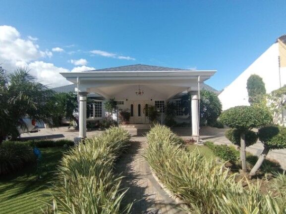 Casa con lujo y comodidad en amplio lote. Guachipelín, Escazú in San Rafael, Escazú, San José — $980,000