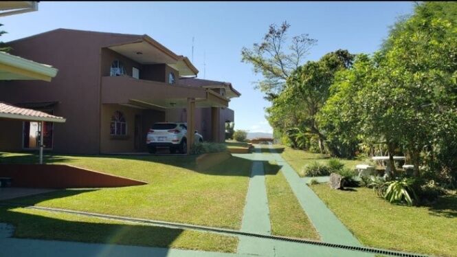 Propiedad Exclusiva con Tres Residencias de Lujo en San Ramón de Tres Ríos, Cartago-Costa Rica. en San Ramón, La Unión, Cartago — $615,000