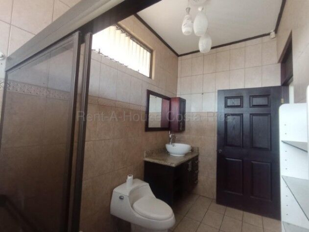 Venta de Casa Esquinera en Mercedes de Heredia. RAH 26-2075 en Mercedes, Heredia — $315,000