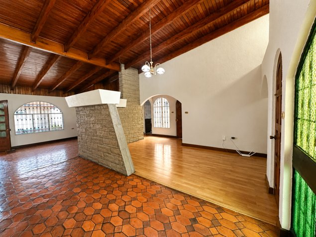 Casa de 3 habitaciones con uso de suelo mixto in San Vicente, Moravia, San José — $325,000 - Photo 3 of 12