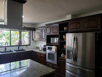 Se vende lujosa residencia con patio y piscina en Rio Oro 26-136 in Piedades, Santa Ana, San José — $850,000 - Photo 5 of 22